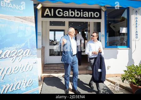 Palerme, Sicile, Italie. 16th juin 2022. Première rencontre entre Matteo Salvini, chef du parti Lega, et le maire élu Roberto Lagalla pendant un lunch.in la plage de Mondello à Palerme. Ensuite, il y a eu une rencontre avec les médias locaux dans le Splendid Hotel la Torre. Étaient également présents Antonino Minardo, Secrétaire régional de Lega Sicilia.Francesco Scoma, de Lega, membre de la Chambre des députés de la République italienne, et Pippo Falica, de Lega.ROBERTO LAGALLA, MATTEO SALVINI et ANTONINO MINARDO (Credit image: © Victoria Herranz/ZUMA Press Wire) Banque D'Images