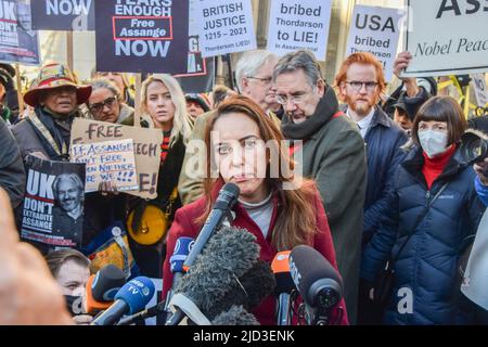 Londres, Royaume-Uni. 10 décembre 2021. La partenaire d'Assange, Stella Moris, s'adresse aux médias après le jugement. Les manifestants se sont rassemblés devant les cours royales de justice pour soutenir Julian Assange, alors que le gouvernement américain remportait son appel contre la décision de ne pas extrader le fondateur de WikiLeaks. Crédit : Vuk Valcic/Alamy Banque D'Images