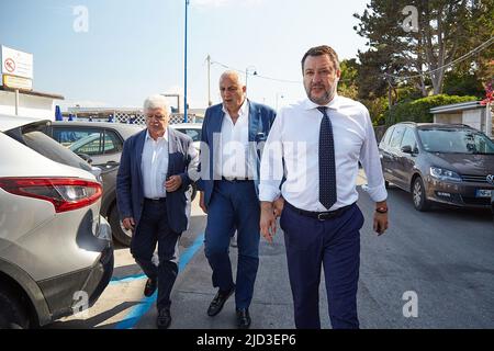 Palerme, Sicile, Italie. 16th juin 2022. Première rencontre entre Matteo Salvini, chef du parti Lega, et le maire élu Roberto Lagalla pendant un lunch.in la plage de Mondello à Palerme. Ensuite, il y a eu une rencontre avec les médias locaux dans le Splendid Hotel la Torre. Étaient également présents Antonino Minardo, secrétaire régional de Lega Sicilia.Francesco Scoma, de Lega, membre de la Chambre des députés de la République italienne, et Pippo Folica, de Lega. (Credit image: © Victoria Herranz/ZUMA Press Wire) Banque D'Images