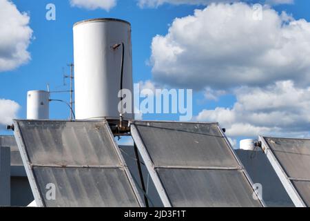 Système solaire de chauffage de l'eau sur le toit de la maison en Israël Banque D'Images