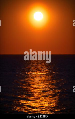 La pleine lune (fraise) s'élève au-dessus du Nantucket Sound au large de Cape Cod, aux États-Unis Banque D'Images