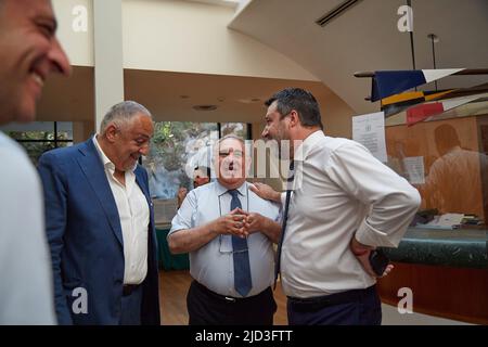 Madrid, Madrid, Espagne. 16th juin 2022. Première rencontre entre Matteo Salvini, chef du parti Lega, et le maire élu Roberto Lagalla pendant un lunch.in la plage de Mondello à Palerme. Ensuite, il y a eu une rencontre avec les médias locaux dans le Splendid Hotel la Torre. Étaient également présents Antonino Minardo, Secrétaire régional de Lega Sicilia.Francesco Scoma, de Lega, membre de la Chambre des députés de la République italienne, et Pippo Falica, de Lega.ANTONINO MINARDO, ROBERTO LAGALLA et MATTEO SALVINI (Credit image: © Victoria Herranz/ZUMA Press Wire) Banque D'Images