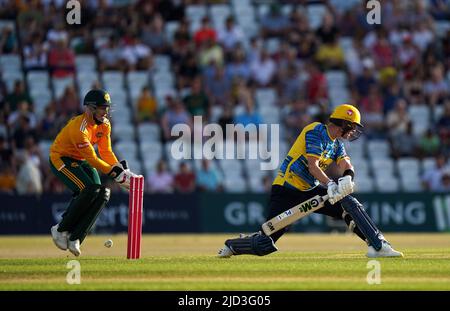 Le gardien de cricket de Notts Outlaws Tom Moores saute alors que Birmingham porte des chauves-souris Adam pendant le match du Vitality Blast T20, North Group à Trent Bridge, Nottingham. Date de la photo: Vendredi 17 juin 2022. Banque D'Images