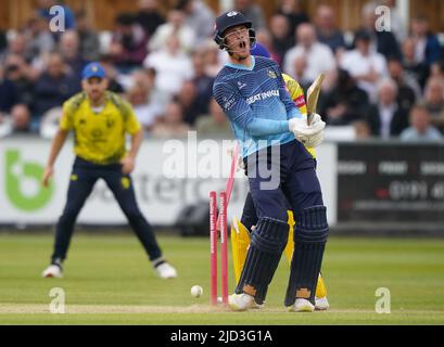 Yorkshires Finn Allen est animé par Scott Borthwick de Durham lors du match de Vitality Blast T20, North Group au Seat unique Riverside, à Durham. Date de la photo: Vendredi 17 juin 2022. Banque D'Images