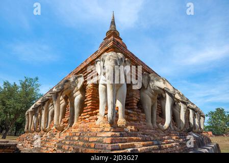Sculptures d'éléphant restaurées à la base de l'ancien stupa du temple bouddhiste de Wat Sorasak par un jour ensoleillé.Sukhotai, Thaïlande Banque D'Images