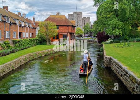 Royaume-Uni, Kent, Canterbury, en train de jouer sur la rivière Great Stour près de Westgate Towers Banque D'Images