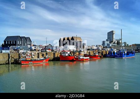 Royaume-Uni, Kent, Whitstable Harbour, Boats, Fishermans huts et Brett Aggregates Ltd Banque D'Images