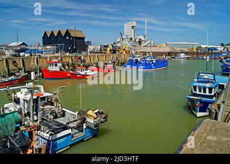 Royaume-Uni, Kent, Whitstable Harbour, Boats, Fishermans huts et Brett Aggregates Ltd Banque D'Images