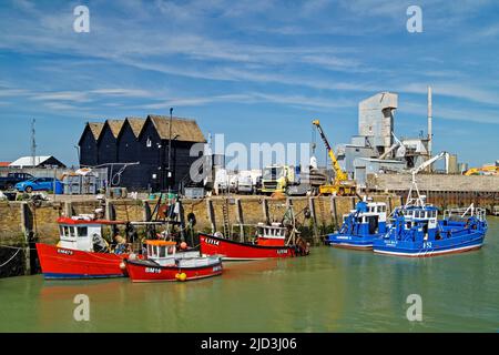 Royaume-Uni, Kent, Whitstable Harbour, Boats, Fishermans huts et Brett Aggregates Ltd Banque D'Images