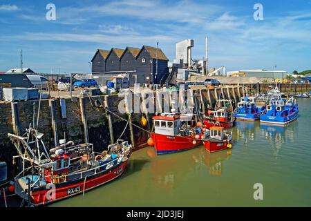 Royaume-Uni, Kent, Whitstable Harbour, Boats, Fishermans huts et Brett Aggregates Ltd Banque D'Images