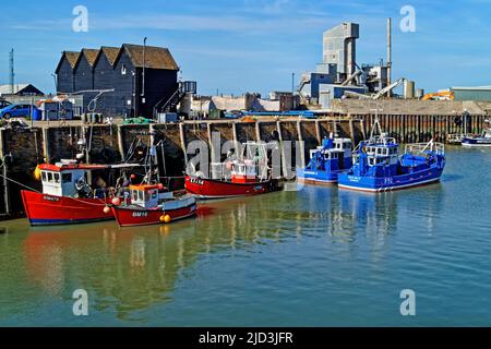 Royaume-Uni, Kent, Whitstable Harbour, Boats, Fishermans huts et Brett Aggregates Ltd Banque D'Images