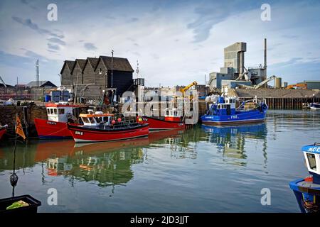 Royaume-Uni, Kent, Whitstable Harbour, Boats, Fishermans huts et Brett Aggregates Ltd Banque D'Images