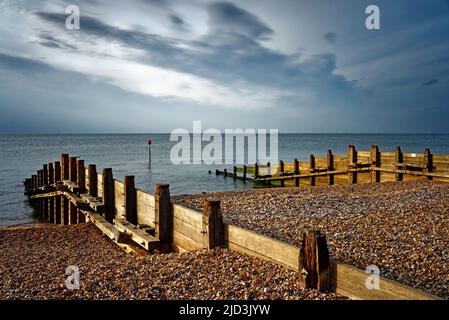 Royaume-Uni, Kent, Whitstable, Beach et groynes Banque D'Images
