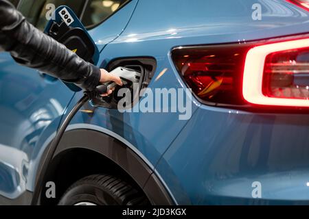 Brancher l'alimentation au véhicule électrique pour charger la batterie. . Carburant EV brancher la voiture hybride. Banque D'Images