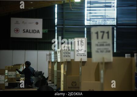 Bogota, Colombie. 17th juin 2022. Le registre national de la Colombie termine la préparation du plus grand centre de vote à Bogota, Colombie, où plus de 500,000 Colombiens sont illisibles pour voter au deuxième tour des élections présidentielles étaient les candidats Gustavo Petro et Rodolfo Hernandez seront confrontés le 19 juin. À Bogota, Colombie, 17 juin 2022. Photo par: Sebastian Barros/long Visual Press crédit: Long Visual Press/Alay Live News Banque D'Images