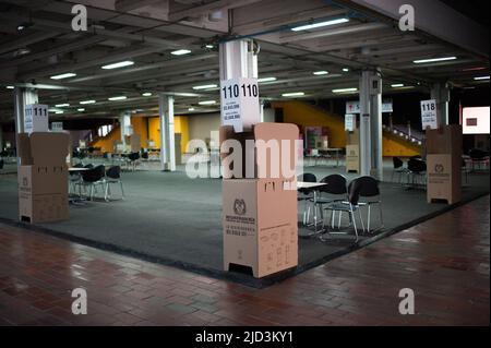 Bogota, Colombie. 17th juin 2022. Le registre national de la Colombie termine la préparation du plus grand centre de vote à Bogota, Colombie, où plus de 500,000 Colombiens sont illisibles pour voter au deuxième tour des élections présidentielles étaient les candidats Gustavo Petro et Rodolfo Hernandez seront confrontés le 19 juin. À Bogota, Colombie, 17 juin 2022. Photo par: Sebastian Barros/long Visual Press crédit: Long Visual Press/Alay Live News Banque D'Images