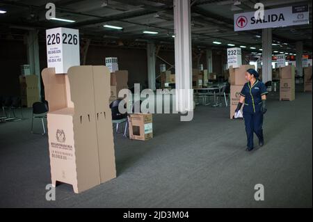 Bogota, Colombie. 17th juin 2022. Le registre national de la Colombie termine la préparation du plus grand centre de vote à Bogota, Colombie, où plus de 500,000 Colombiens sont illisibles pour voter au deuxième tour des élections présidentielles étaient les candidats Gustavo Petro et Rodolfo Hernandez seront confrontés le 19 juin. À Bogota, Colombie, 17 juin 2022. Photo par: Sebastian Barros/long Visual Press crédit: Long Visual Press/Alay Live News Banque D'Images