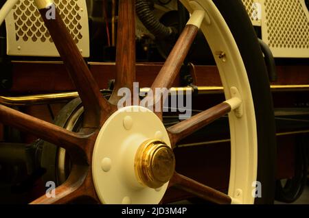 Vue rapprochée de la roue de voiture antique d'une Porsche classique dans une exposition de musée Banque D'Images