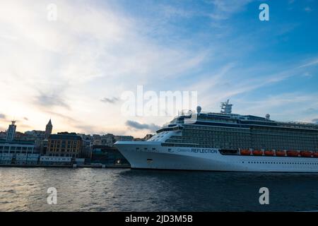 Un bateau de croisière près du quai de Galataport Istanbul. Istanbul Turquie - 5.7.2022 Banque D'Images