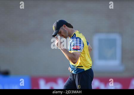 NOTTINGHAM, ROYAUME-UNI. 17th JUIN Sam Hain of Birmingham Bears célèbre après avoir attrapé Alex Hales pour 4 courses lors du match Blast Vitality T20 entre les ours du Nottinghamshire et de Birmingham à Trent Bridge, Nottingham, le vendredi 17th juin 2022. (Credit: Jon Hobley | MI News) Credit: MI News & Sport /Alay Live News Banque D'Images