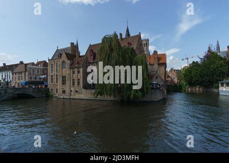 Paysage urbain de maisons avec canal d'eau à Rozenhoedkaai, Bruges, Belgique Banque D'Images