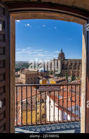 Vue sur la cathédrale de la ville de Salamanque depuis les tours de la Clerecia, Espagne Banque D'Images