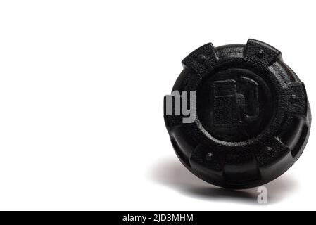 Gros plan sur le couvercle du réservoir de carburant en plastique noir pour fermer le réservoir de carburant avec une ombre visible sur fond blanc concept pour les carburants et le ravitaillement Banque D'Images