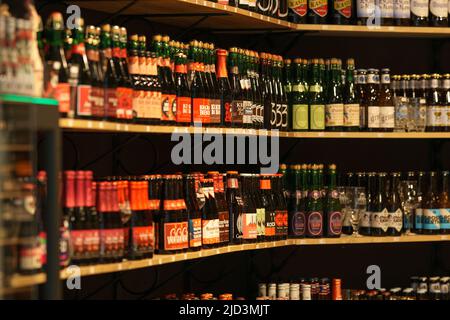 Bruges, Belgique - 10 août 2021: Bouteilles de bière en vente en magasin, Bruges, Belgique Banque D'Images