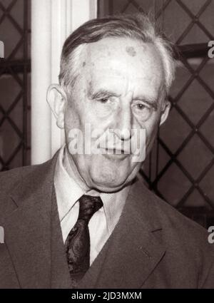 J.R.R. Tolkien (1892-1973), auteur britannique du Hobbit et du Seigneur des anneaux, au lancement britannique sur 14 mars 1968 à la salle de Crosby à Chelsea du livre The Road Goes Ever On: A Song cycle, écrit par Tolkien avec la musique de Donald Swann. Un disque en LP de ce cycle de chansons a été enregistré plus tôt sur 12 juin 1967 comme Poèmes et chansons de la Terre moyenne, avec Donald Swann sur le piano et William Elvin chant. L'album comprenait également Tolkien lui-même lisant six poèmes des aventures de Tom Bombadil. Banque D'Images