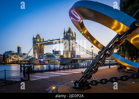 Le Tower Bridge illuminé au-dessus de la Tamise vu du quai. Photo prise le 10th juin 2022 à Londres, Royaume-Uni. Banque D'Images