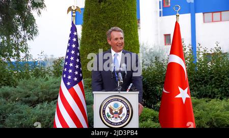 246th célébration de l'indépendance a marqué par l'Ambassadeur en Turquie Jeffry L. Flake avec une réception à Izmir. L'épouse de l'Ambassadeur Flake, Cheryl Flake, les enfants et les petits-enfants du couple, ainsi que de nombreux diplomates, représentants d'affaires et membres des forces armées de diverses nations ont assisté à la réception. L'Ambassadeur a souligné l'importance de l'indépendance en citant une phrase du dirigeant turc Mustafa Kemal Ataturk. Il a mentionné les liens développés entre deux pays en matière de commerce et d'éducation, outre les liens entre les questions de sécurité et les questions politiques dans son indépendance Banque D'Images