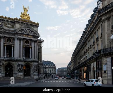 Détail architectural de l'Opéra de Paris, principal opéra et ballet de France. Fondé en 1669 par Louis XIV simplement connu sous le nom d'Opéra Banque D'Images