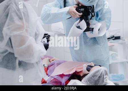 Dentiste femme photographiant les dents avant la procédure de blanchiment des dents. Concept de blanchiment dentaire et dentaire. Gros plan. Photo de haute qualité Banque D'Images