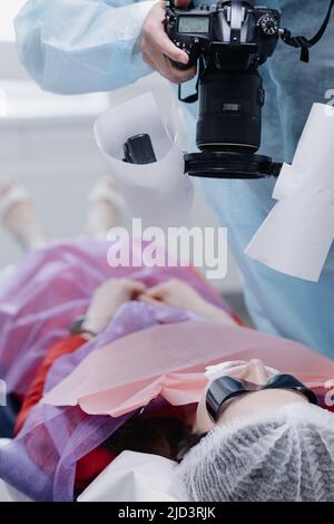 Femme dentiste prend des photos des dents avant la procédure de blanchiment des dents. Fermer. Photo de haute qualité Banque D'Images