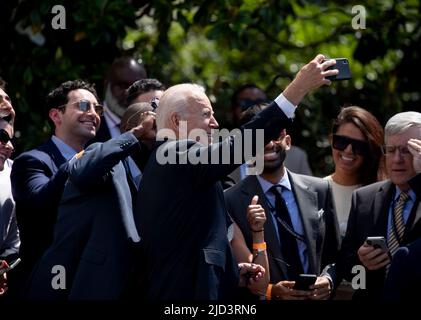 Washington, DC, États-Unis. 17th juin 2022. LE président AMÉRICAIN Joe Biden pose pour des photos avant de quitter la pelouse sud de la Maison Blanche en route vers le Delaware, à Washington, DC, Etats-Unis, le 17 juin 2022. Le Président Biden et la première Dame Jill Biden se rendent à Rehoboth Beach, Delaware. Crédit : Michael Reynolds/Pool via CNP/dpa/Alay Live News Banque D'Images