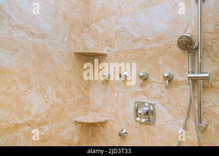 Nouveau système de douche de la salle de bains principale Banque D'Images