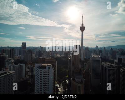 Tour de télévision et de radio Menara KL d'une vue d'oiseau. Kuala Lumpur, Malaisie - 05.02.2020 Banque D'Images