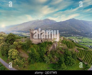 Vue aérienne - vignobles en terrasse dans les collines de Valtellina plantés près des monuments et des ruines médiévales - Sondrio, Lombardie, Italie Banque D'Images