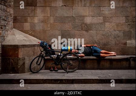 Barcelone, Espagne. 17th juin 2022. 17 juin 2022, Barcelone, Espagne : un homme dort dans le quartier gothique de Barcelone alors qu'une vague de chaleur est en cours dans certaines parties de l'Europe occidentale, avec des températures très élevées proches ou supérieures à 104 degrés Fahrenheit (40 degrés Celsius) attendues tout au long du week-end. La vague de chaleur actuelle apporte des températures anormalement élevées pour les jours de juin en Espagne. Credit: Jordi Boixareu/Alamy Live News Credit: Jordi Boixareu/Alamy Live News Banque D'Images