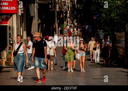 Barcelone, Espagne. 17th juin 2022. 17 juin 2022, Barcelone, Espagne: Les gens marchent dans les rues du centre de Barcelone alors qu'une vague de chaleur est en cours dans certaines parties de l'Europe occidentale, avec des températures très élevées proches ou supérieures à 104 degrés Fahrenheit (40 degrés Celsius) attendues tout au long du week-end. La vague de chaleur actuelle apporte des températures anormalement élevées pour les jours de juin en Espagne. Credit: Jordi Boixareu/Alamy Live News Credit: Jordi Boixareu/Alamy Live News Banque D'Images