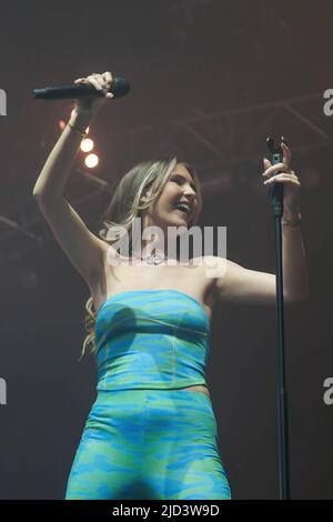 Newport, Royaume-Uni. 17th juin 2022. Amelia Mimi Webb, auteure-compositrice britannique, se produit en direct sur scène au Festival de l'île de Wight dans le Big Top. (Photo par Dawn Fletcher-Park/SOPA Images/Sipa USA) crédit: SIPA USA/Alay Live News Banque D'Images