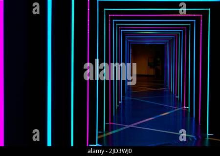 L'illusion artistique du tonnel s'allume avec des bandes LED colorées. Banque D'Images