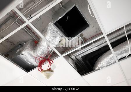 Système de ventilation au plafond suspendu pendant la rénovation. Banque D'Images