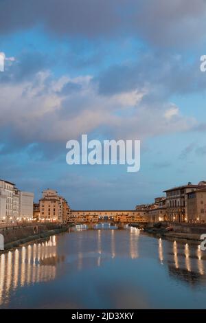 Florence, Italie - vers juillet 2021.Coucher de soleil sur le Ponte Vecchio - Vieux Pont. Banque D'Images