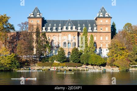 Turin, Italie - Circa novembre 2021: Panorama en plein air avec le château pittoresque de Turin et les personnes faisant du canoë-kayak dans la rivière po Banque D'Images