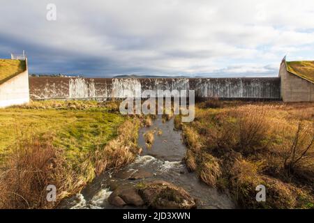 Photographie de l'eau qui coule sur le mur de déversement dans une crique du lac Wallace à Wallerawang, dans les plateaux centraux de la Nouvelle-Galles du Sud, en Australie Banque D'Images