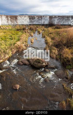 Photographie de l'eau qui coule sur le mur de déversement dans une crique du lac Wallace à Wallerawang, dans les plateaux centraux de la Nouvelle-Galles du Sud, en Australie Banque D'Images