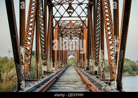 Un vieux pont de chemin de fer traversant la rivière salinas à l'extérieur de Marina CA Banque D'Images