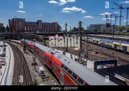 Hambourg, Allemagne - 06 16 2022: Vue sur les pistes de la gare principale de hambourg avec les trains et le poste de poulet en arrière-plan Banque D'Images