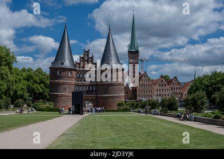 Lübeck, Schleswig-Holstein Allemagne - 06 16 2022: Vue de Holstentorplatz au côté champ de l'Holstentor Banque D'Images